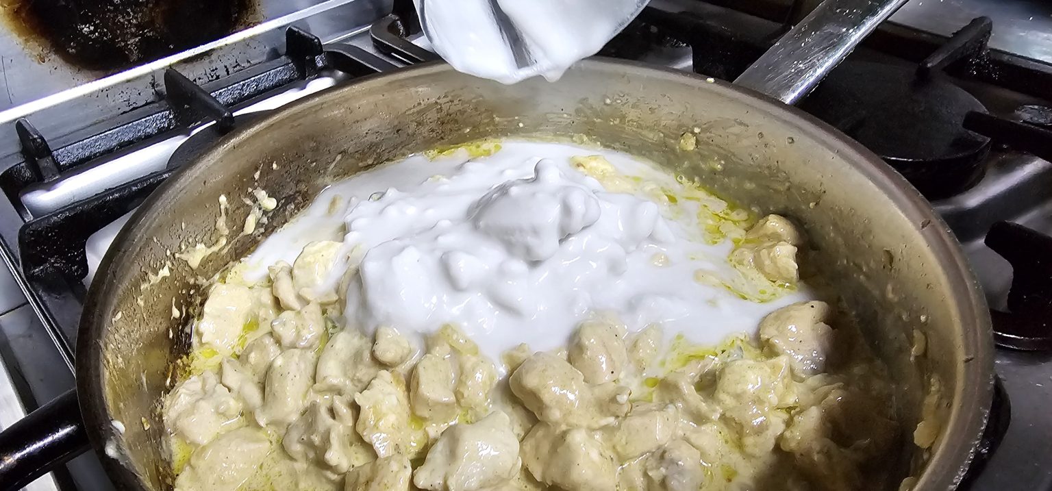 Pollo cabreado con leche de coco de Mi Cocina en Tu Casa, empresa de cátering en Boadilla