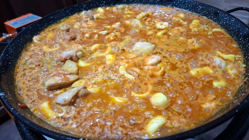 Paella-mixta-en-el-fuego